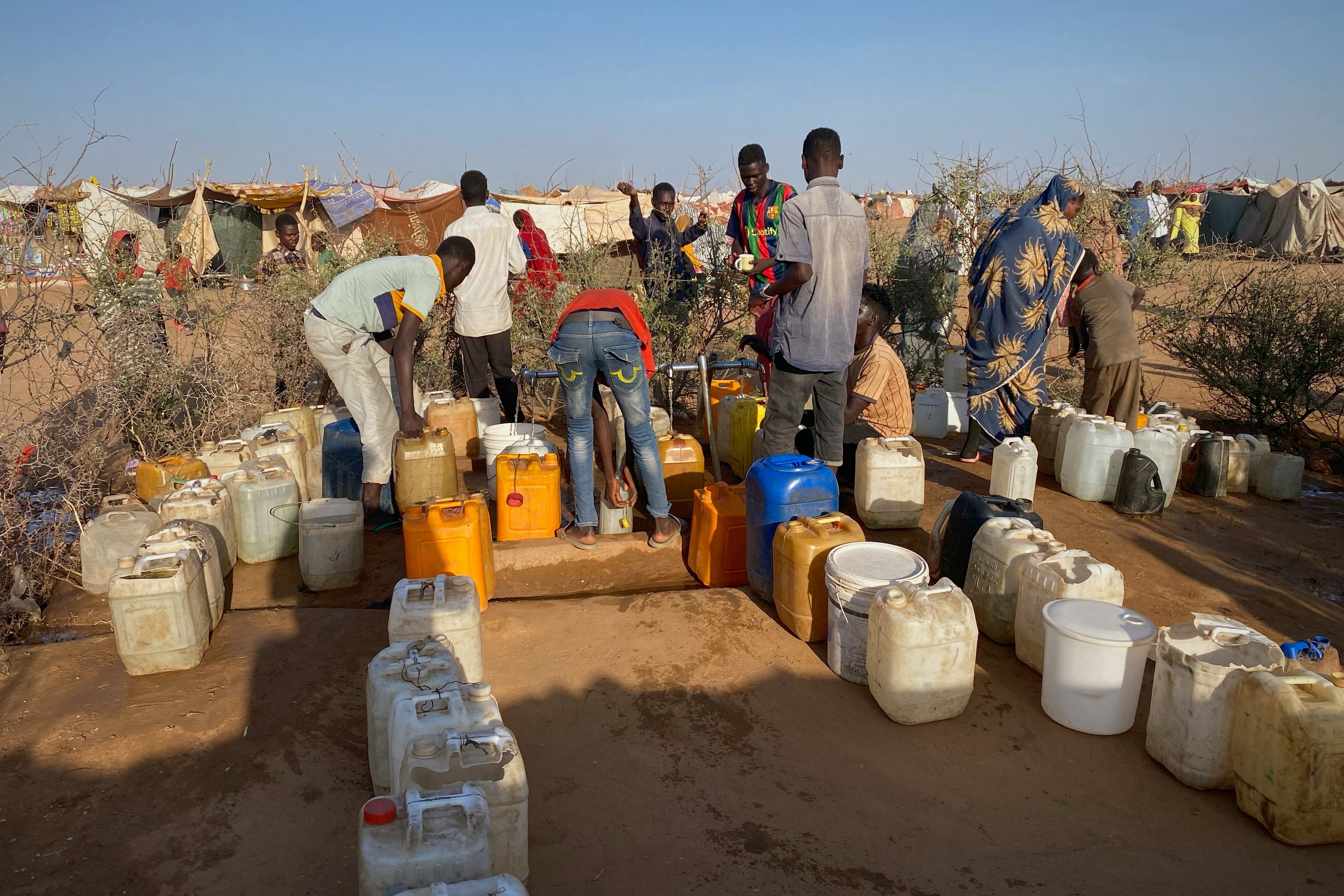 Sudaneses recogen agua tras sobrevivir al ataque en el-Fasher, en Tawila, Sudán, el 1 de noviembre del 2025. (AP foto/Mohammed Bakry)