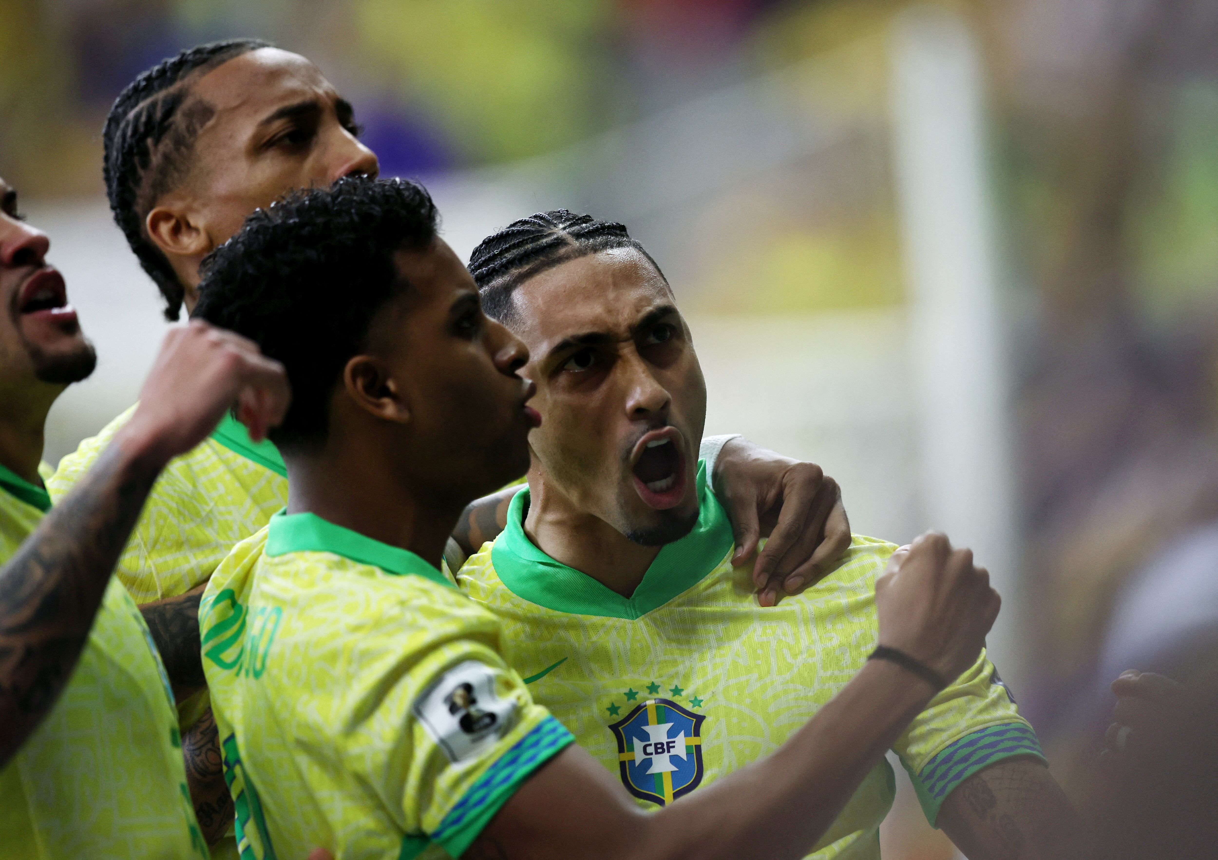 Raphinha celebrando con sus compañeros de Brasil el gol ante Colombia - crédito Adriano Machado/REUTERS