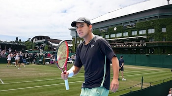 Gonzalo Bueno inicia su preparación sobre césped de cara a su debut en Wimbledon. Crédito: Imagen Composición Infobae.
