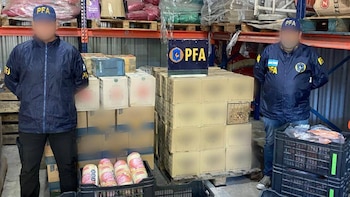 Desmantelaron una distribuidora clandestina de alimentos adulterados en Los Cardales: un detenido