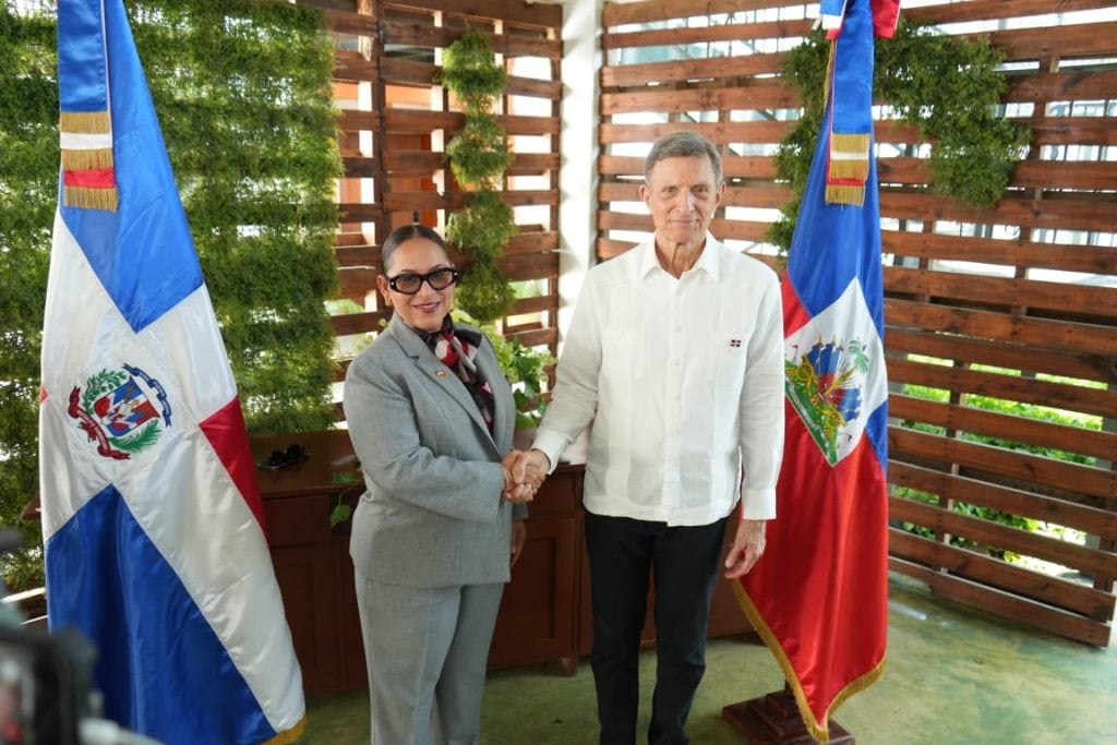 El canciller de República Dominicana, Roberto Álvarez, y su homóloga haitiana, Raina Forbin, durante la reunión en la que acordaron reanudar los vuelos comerciales entre ambos países a partir de mayo. (Cortesía: Ministerio de Relaciones Exteriores de República Dominicana )
