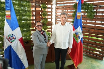 El canciller de República Dominicana, Roberto Álvarez, y su homóloga haitiana, Raina Forbin, durante la reunión en la que acordaron reanudar los vuelos comerciales entre ambos países a partir de mayo. (Cortesía: Ministerio de Relaciones Exteriores de República Dominicana )