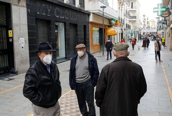 Personas con mascarilla durante la