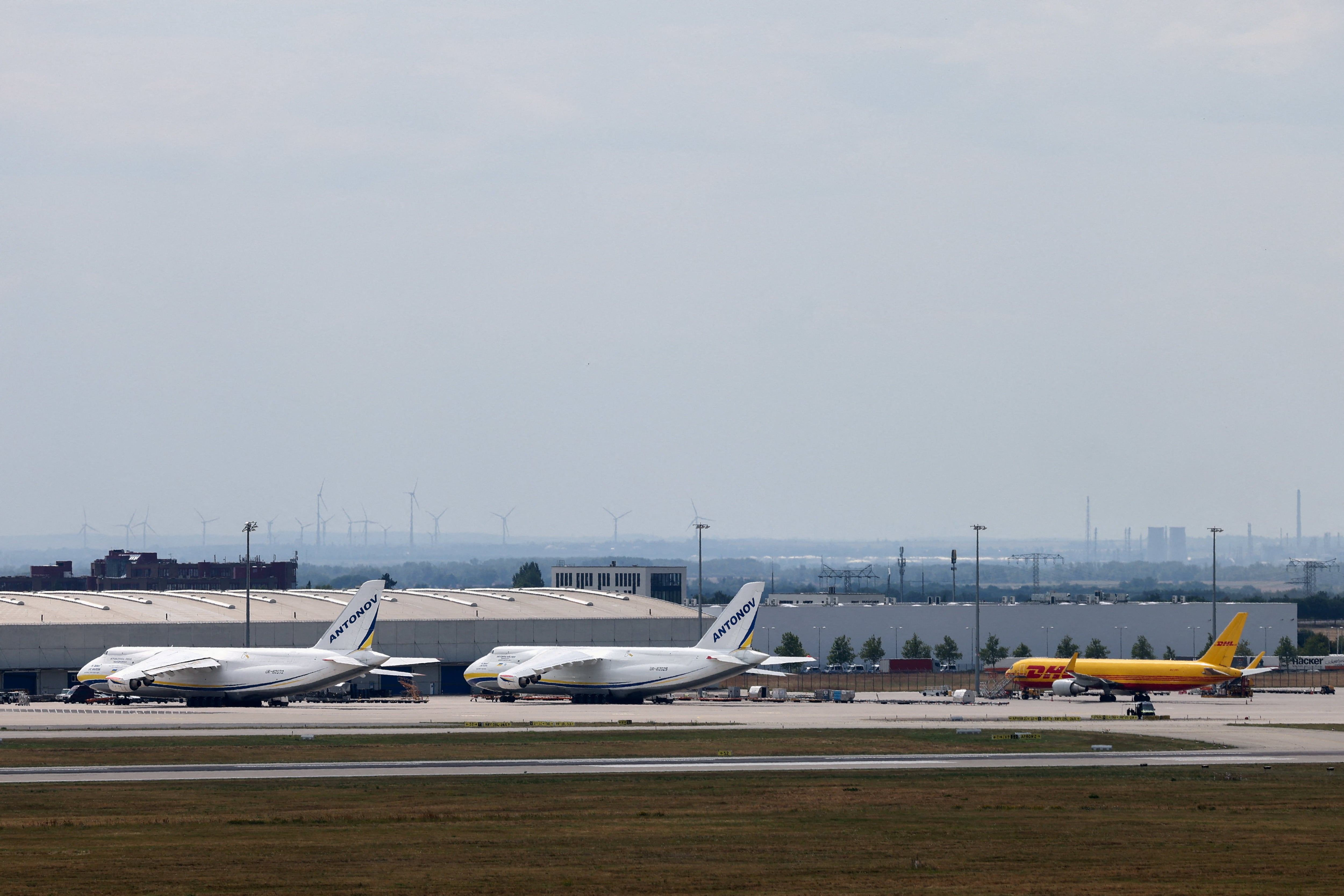 Los investigadores hallaron tres drones con explosivos en Leipzig/Halle, uno de ellos cerca de un avión ucraniano Antonov y otro tras colisionar con una aeronave de DHL. (REUTERS/Axel Schmidt)