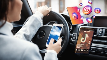 Una mujer con el móvil