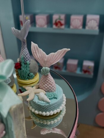 Alfajores decorados con colas de