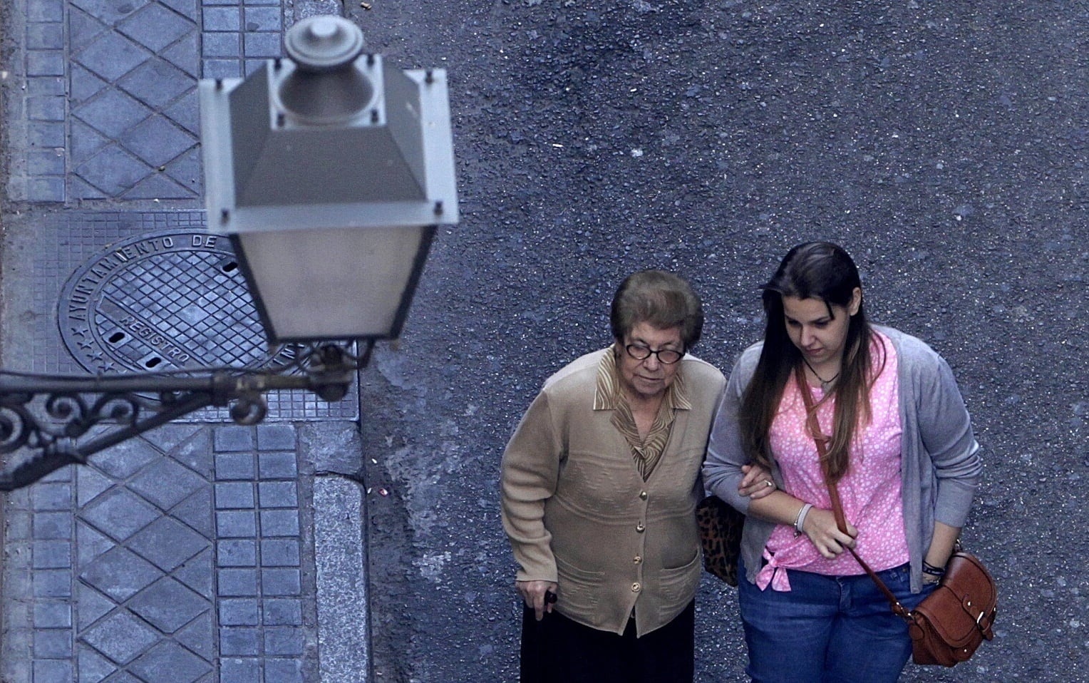 Foto de archivo de una mujer jubilada y una joven trabajadora (Europa Press)