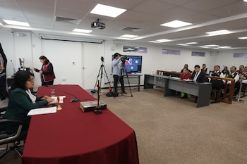 Una magistrada dirige una audiencia