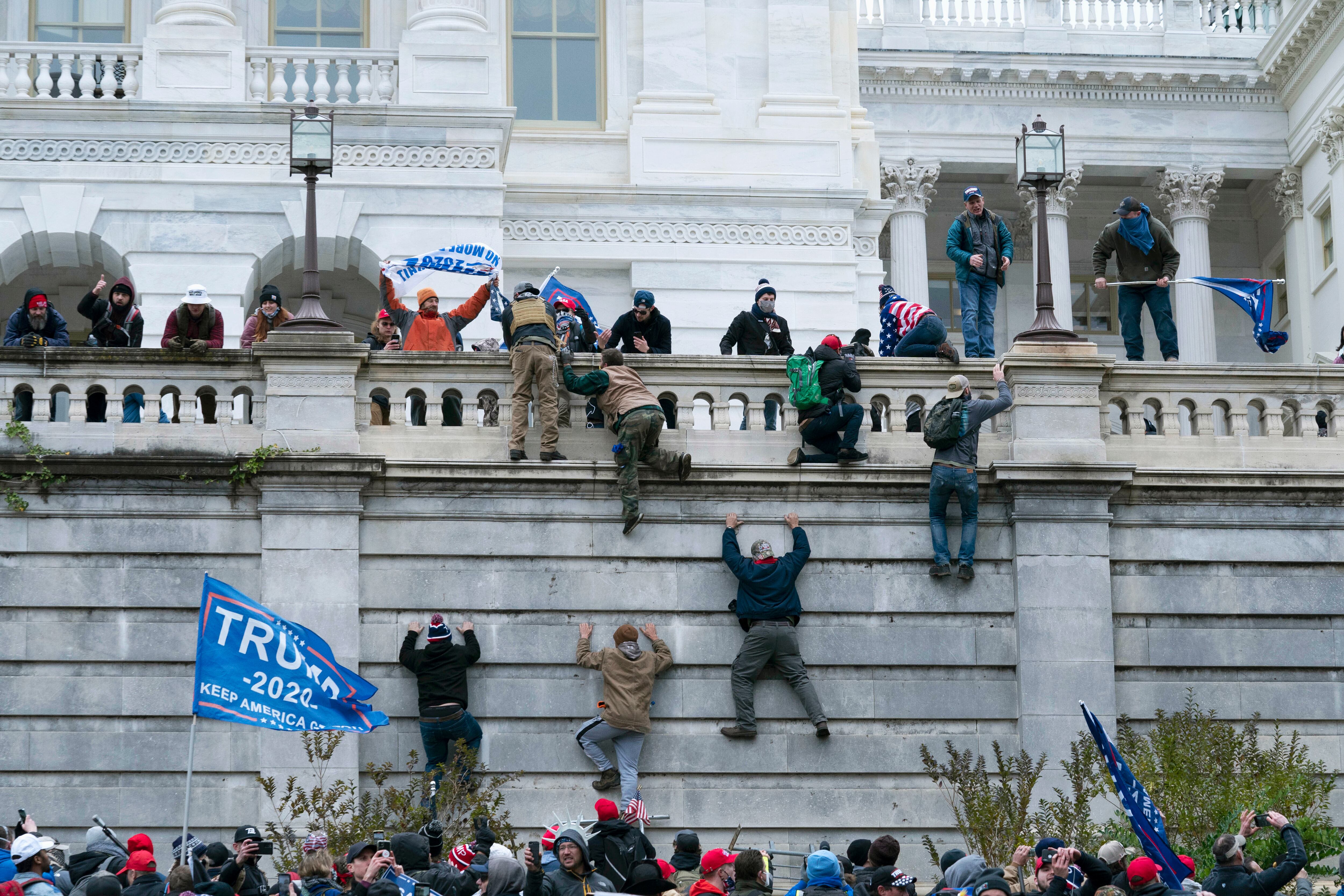 Partidarios del entonces presidente Donald Trump suben por el muro oeste del Capitolio de Estados Unidos, en Washington, el 6 de enero de 2021. (AP Foto/Jose Luis Magana, archivo)