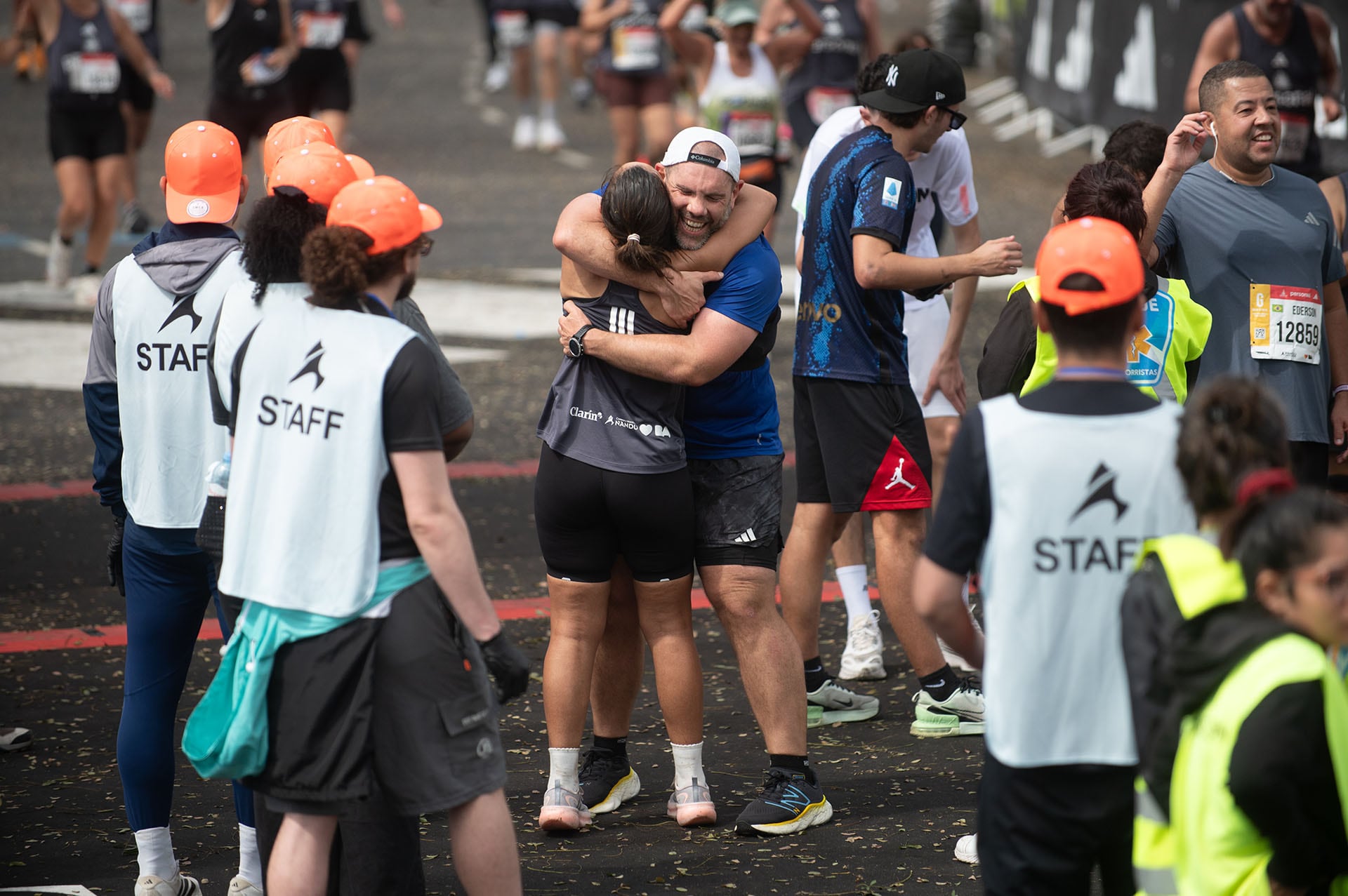 Para muchos participantes, cruzar la meta representó la culminación de meses de preparación y un objetivo cumplido en la distancia de maratón