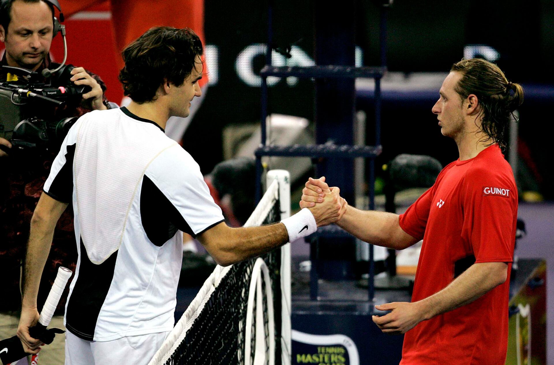 El saludo entre David Nalbandian y Roger Federer tras la victoria del argentino en el Masters (Fuente: AFP / Peter Parks)