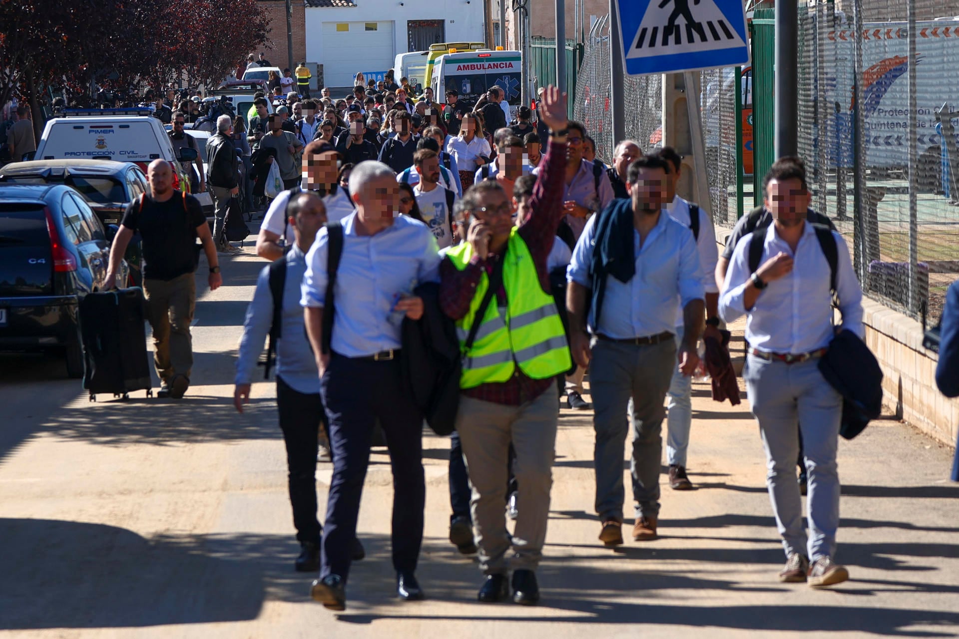 Varios pasajeros en las inmediaciones del accidente de dos trenes de alta velocidad, uno de Renfe y otro de Iryo, que han colisionado a primera hora de este miércoles a la altura de la estación de Urda (Toledo), donde hay al menos 64 fallecidos. (EFE/Ismael Herrero)