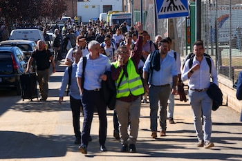 Varios pasajeros en las inmediaciones del accidente de dos trenes de alta velocidad, uno de Renfe y otro de Iryo, que han colisionado a primera hora de este miércoles a la altura de la estación de Urda (Toledo), donde hay al menos 64 fallecidos. EFE/Ismael Herrero