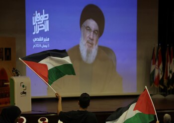 Un hombre sostiene una bandera