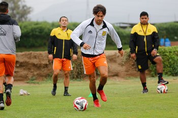 Los jugadores de Academia Cantolao se preparan para sorprender a Alianza Lima.