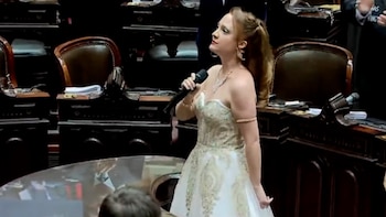 La soprano Mariana Bustos interpretó el Himno Nacional Argentino en la Cámara de Diputados
