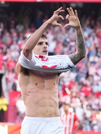 Erik Lamela celebra su gol,