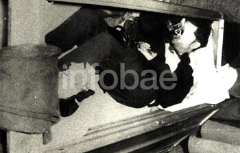 El cuerpo del militar dentro