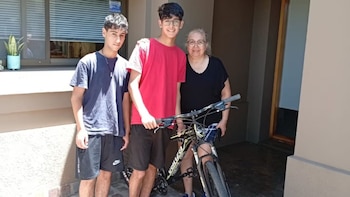 Benjamín Farías junto a su