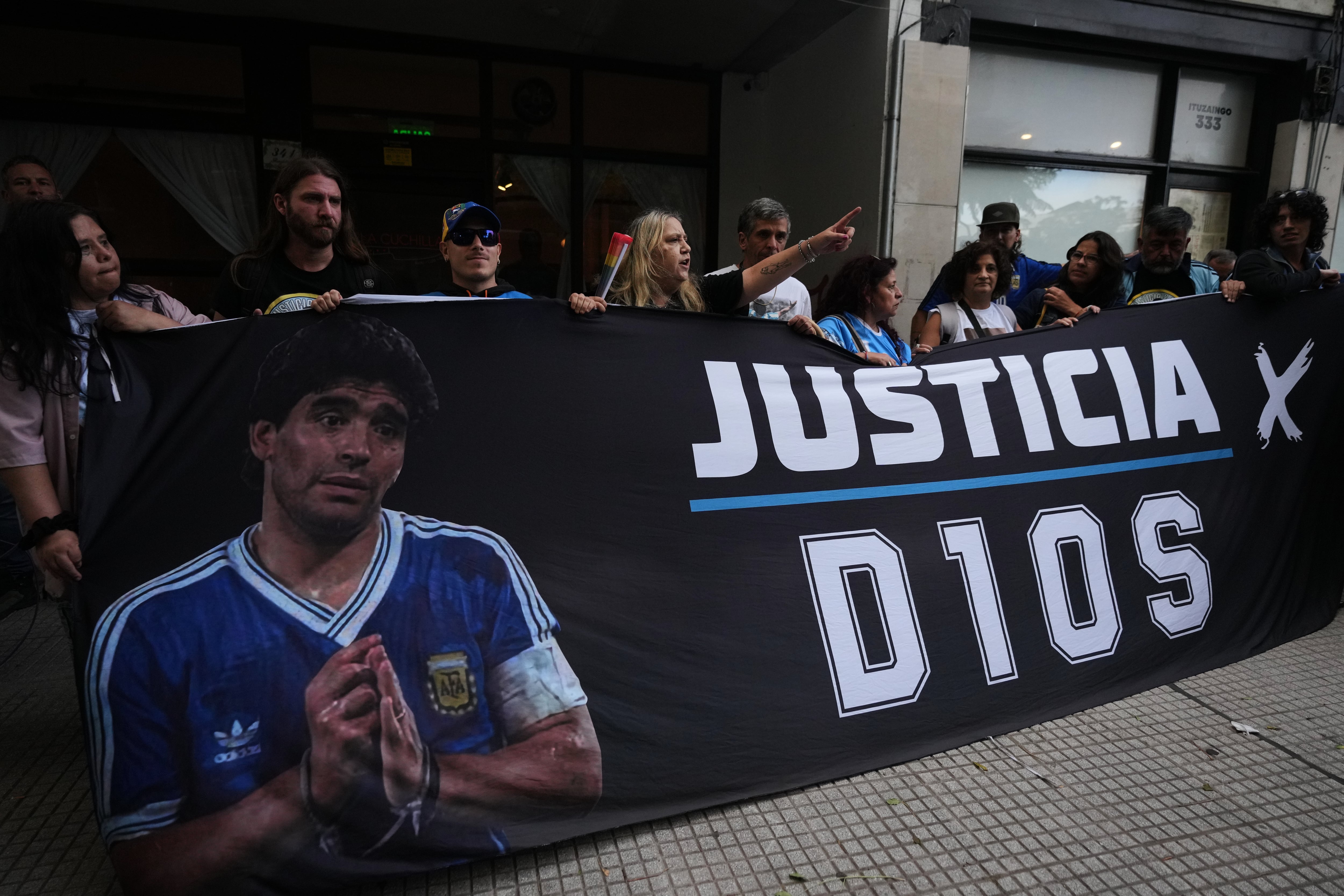 Fanáticos de Maradona se concentran frente al juzgado el primer día del juicio contra su equipo médico por presunto homicidio por negligencia en San Isidro (Foto AP/Rodrigo Abd)
