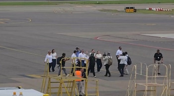 El retorno de Juan Orlando Hernández marca una jornada de alta expectativa en Honduras, con presencia de seguidores y cobertura de medios en el aeropuerto de Palmerola.(fotos: Cortesía)