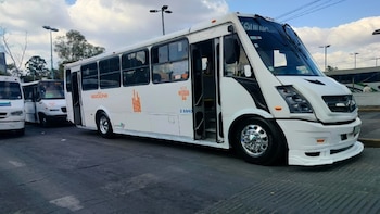 Ocho pasajeros lesionados tras choque