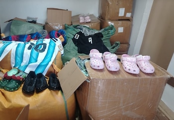 Los inspectores retuvieron calzados y ropa con presuntas falsificaciones de marcas reconocidas. (ANA)