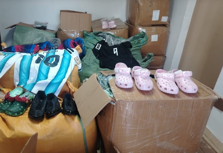 Los inspectores retuvieron calzados y ropa con presuntas falsificaciones de marcas reconocidas. (ANA)