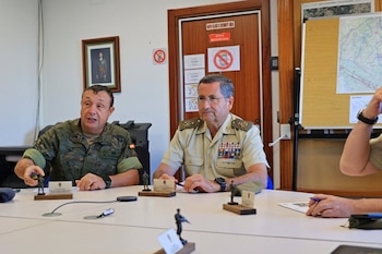 15/09/2026 El jefe del Ejército de Tierra supervisa las capacidades de la Brilat y analiza la operación de vigilancia forestal.
El Jefe de Estado Mayor del Ejército de Tierra (JEME), general de ejército Amador Enseñat y Berea, ha evaluado las capacidades tácticas de la Brilat y ha analizado la ejecución actual de la operación 'Centinela Gallego' de vigilancia forestal.
POLITICA
EJÉRCITO DE TIERRA