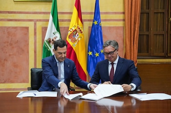 02/07/2026 El presidente de la Junta de Andalucía y del PP-A, Juanma Moreno (i), junto al líder de Vox en Andalucía, Manuel Gavira (d), suscriben el 'Acuerdo de Gobierno y Estabilidad para Andalucía'. (Foto de archivo).
POLITICA
María José López - Europa Press