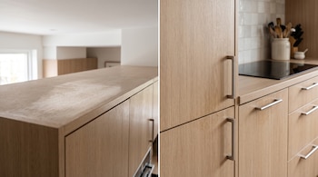 Dos imágenes contiguas de armarios de cocina de madera clara con manijas metálicas y una placa de cocción negra.