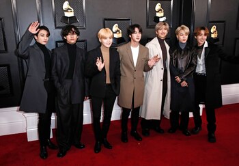 BTS durante los Premios Grammy.