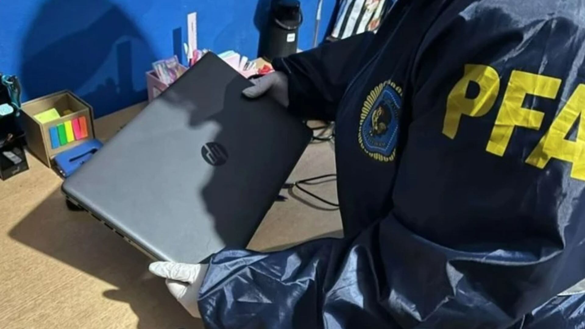 La PFA secuestró dispositivos electrónicos en su casa