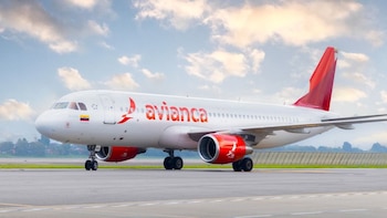 Avianca expulsó a reconocido “influencer disruptivo” tras pesada broma durante un vuelo internacional: interpondrá acciones legales
