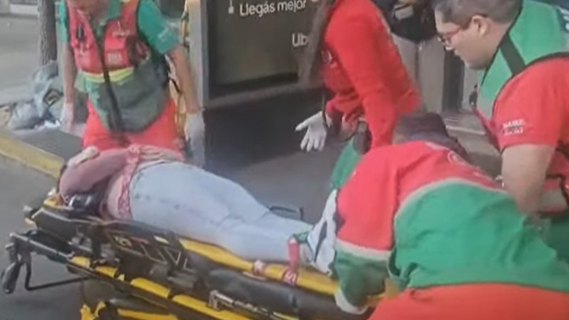 Una de las oficiales de la Policía de la Ciudad es trasladada al Hospital Tornú.