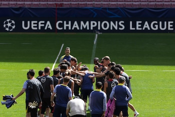 Los jugadores del Atlético de Madrid hacen pasillo durante el entrenamiento de diversión antes del duelo ante los ingleses-crédito Sergio Pérez/EFE
