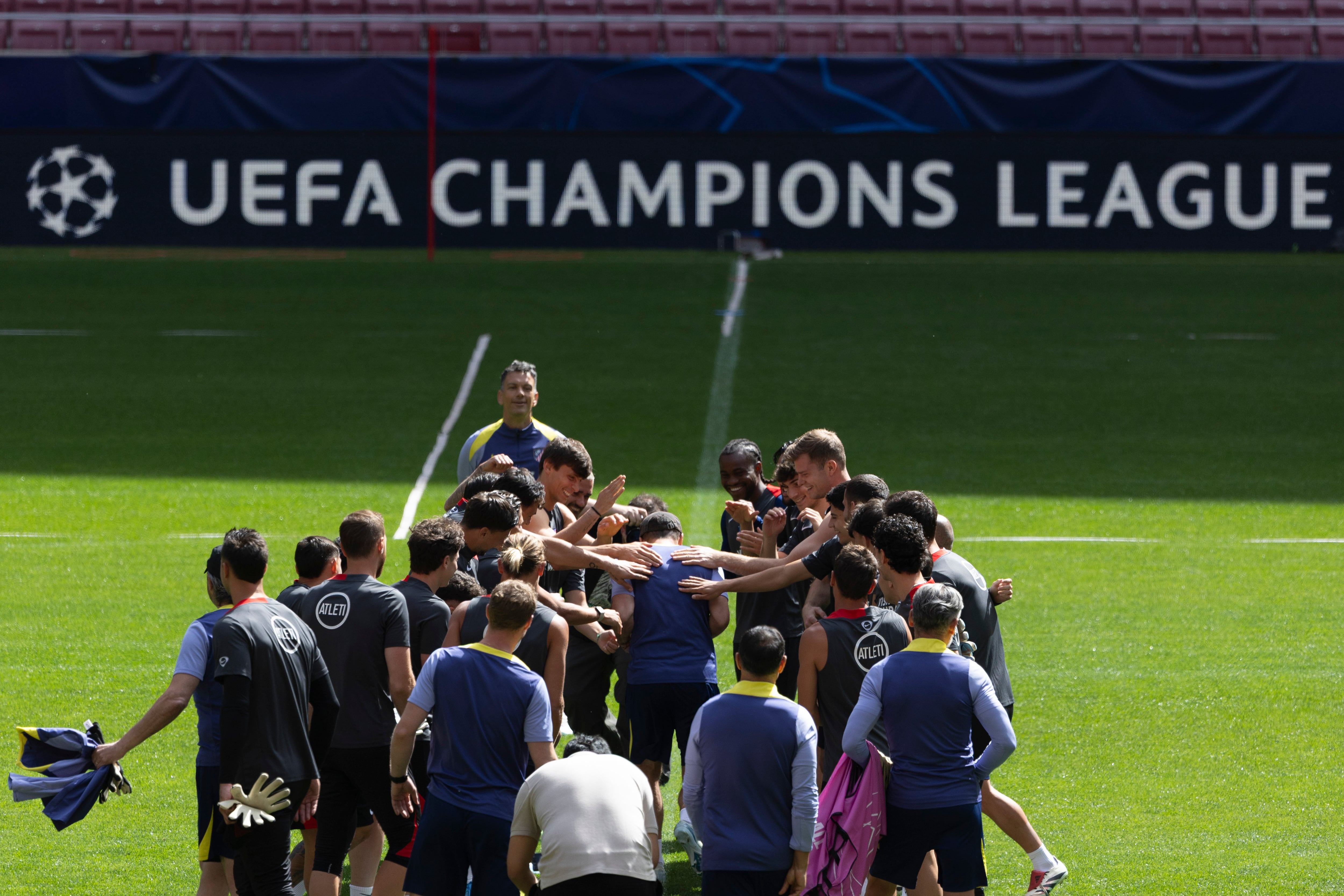 Los jugadores del Atlético de Madrid hacen pasillo durante el entrenamiento de diversión antes del duelo ante los ingleses-crédito Sergio Pérez/EFE