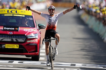 Ion Izagirre celebra su victoria en la 12da etapa del Tour de Francia, el jueves 13 de julio de 2023, en Belleville. (AP Foto/Daniel Cole)