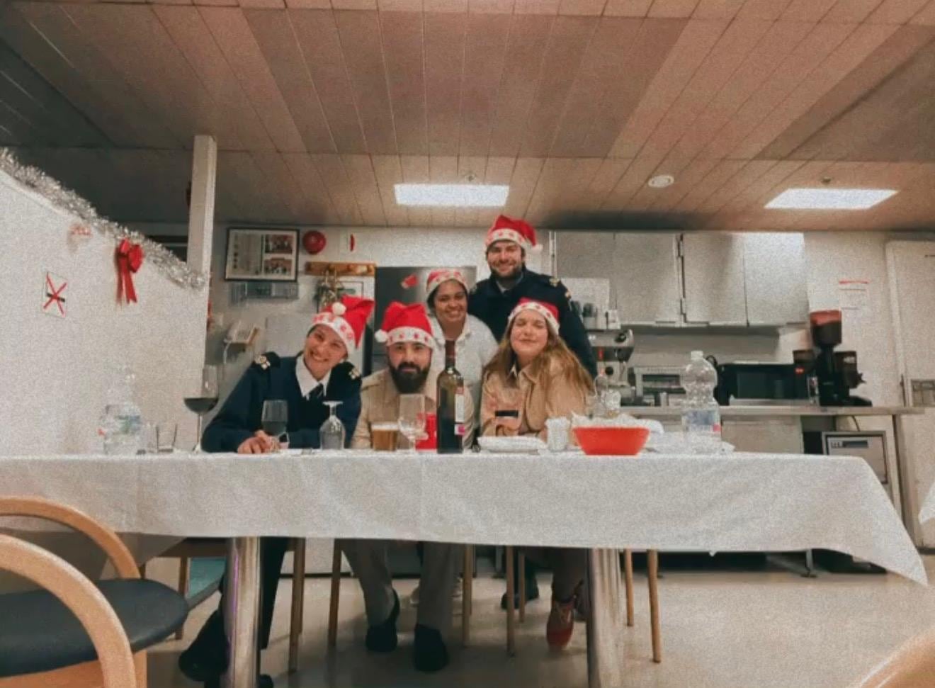 María y sus compañeros en las primeras Navidades a bordo. (Cedida)