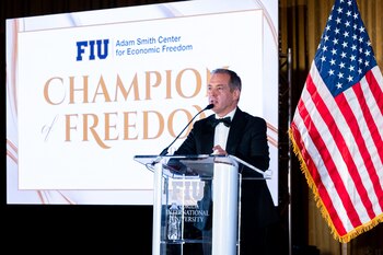 Carlos Díaz-Rosillo, director fundador del Adam Smith Center durante la Champion of Freedom Dinner & Celebration.