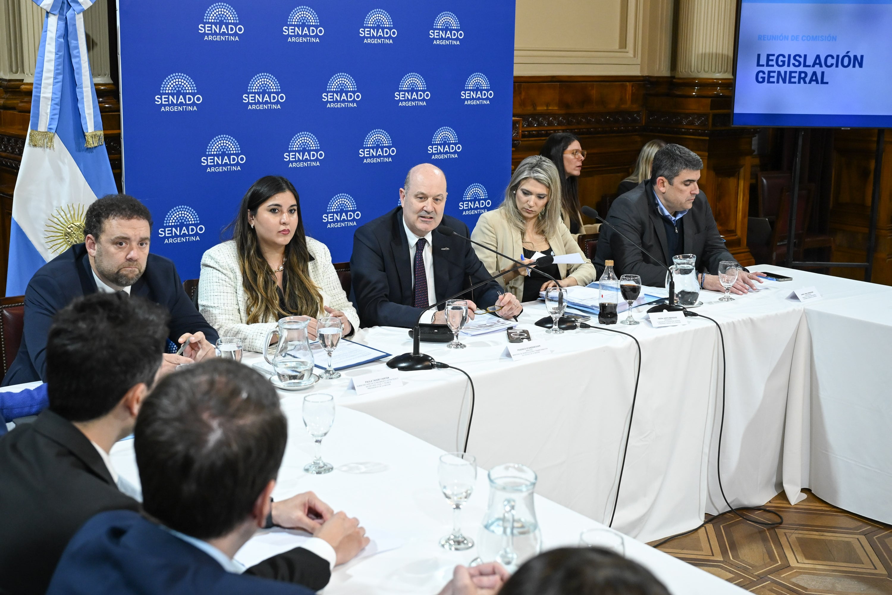 Sturzenegger disertó -ambos, a su derecha- junto a la subsecretaria de planeamiento estratégico de la Secretaría Legal y Técnica de la Presidencia, Paula Taddei Farfán; y el inspector general de Justicia, Alejandro Ramírez