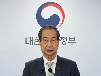 El primer ministro, Han Duck-soo tomó el cargo de manera temporal mientras se define la destitución de Yoon Suk-yeol (REUTERS/ARCHIVO)