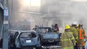 Personal de servicios de emergencia en el lugar de una explosión en un edificio, en San Cristóbal, República Dominicana, el 14 de agosto de 2023 en esta captura de pantalla obtenida de un video de las redes sociales. Guasapo Noticias y Más/vía REUTERS