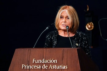Gloria Steinem recibió la Medalla Presidencial de la Libertad en 2013 como reconocimiento a su liderazgo en la segunda ola feminista (REUTERS/Vincent West)