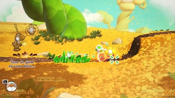Un Yoshi verde y un personaje rubio combaten en un entorno de videojuego desértico con plantas verdes y un cielo azul, mientras un Yoshi marrón observa a la izquierda