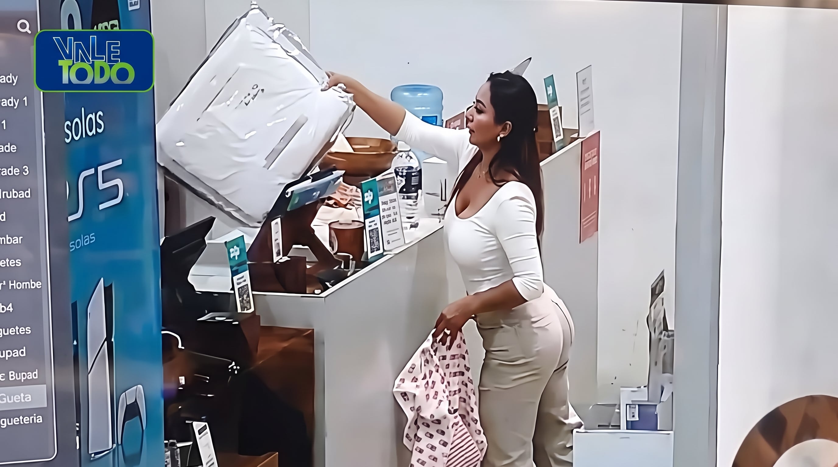 Una cámara de vigilancia registra a una mujer durante un presunto hurto en un establecimiento comercial del distrito de Miraflores en Lima. (Panamericana TV)