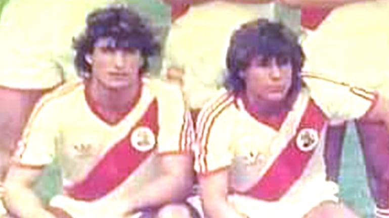 Ariel Medri junto a Claudio Caniggia en un partido de Reserva de River, en 1985