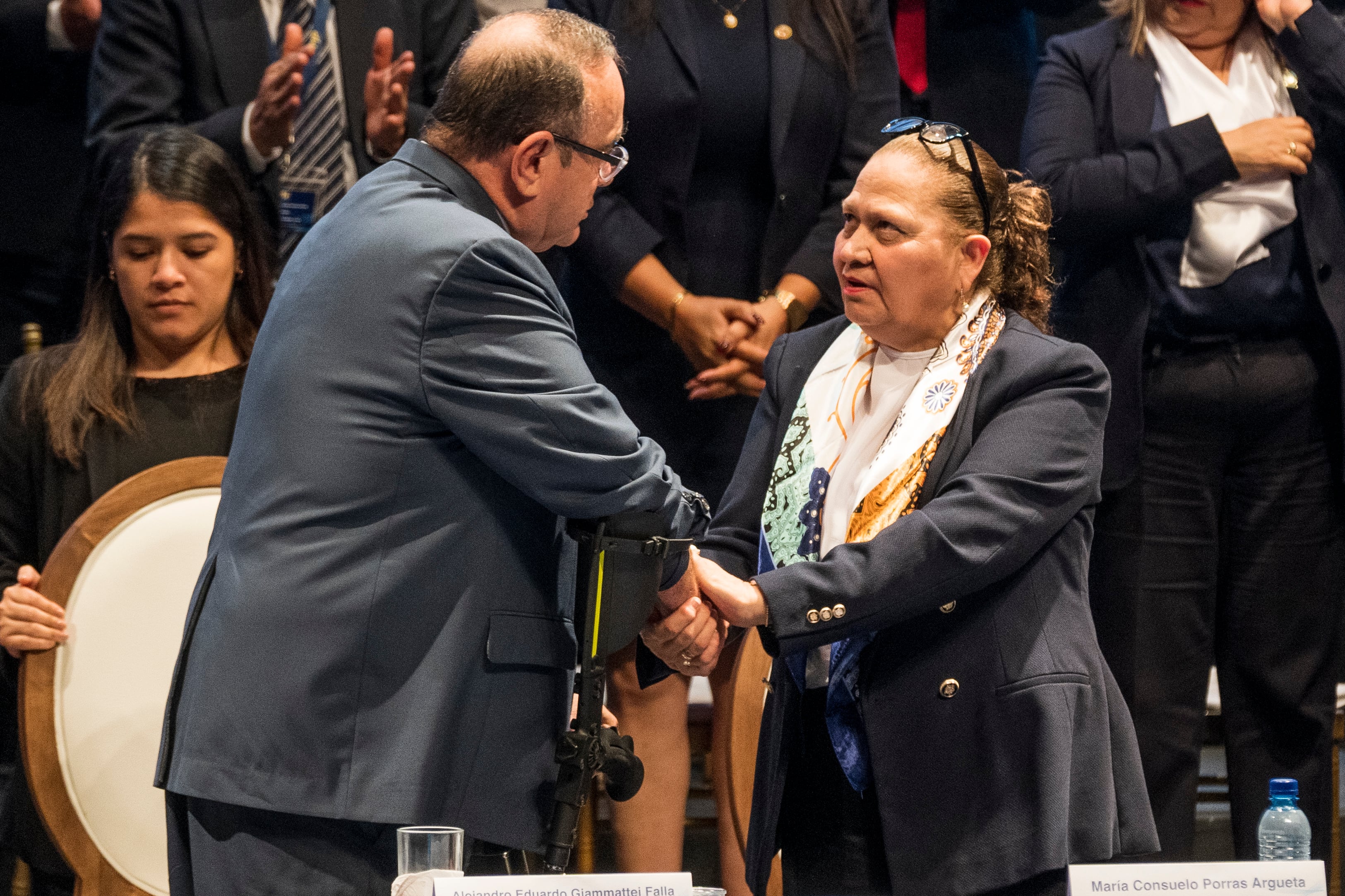 ARCHIVO - El presidente de Guatemala Alejandro Giammattei saluda a la fiscal general, Consuelo Porras, tras la entrega de su informe anual en Ciudad de Guatemala, el 17 de mayo de 2023. Porras, que fue inicialmente designada en 2018 por el entonces presidente Jimmy Morales, fue ratificada por Giammattei en 2022, la primera vez en que Guatemala renueva a un fiscal general para un segundo periodo. (AP Foto/Moisés Castillo, Archivo)