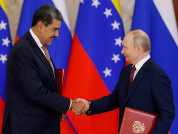 Vladimir Putin estrecha la mano