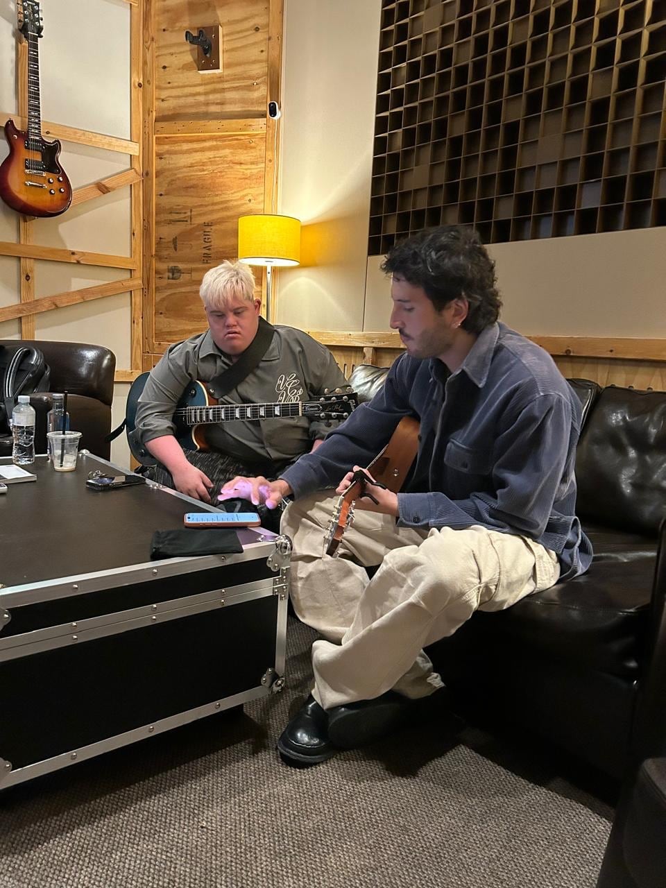 Este verano, Augusto viajó a Madrid para grabar una canción junto a Sebastián Yatrá llamada “Lo Que Me Pasa Con Vos”